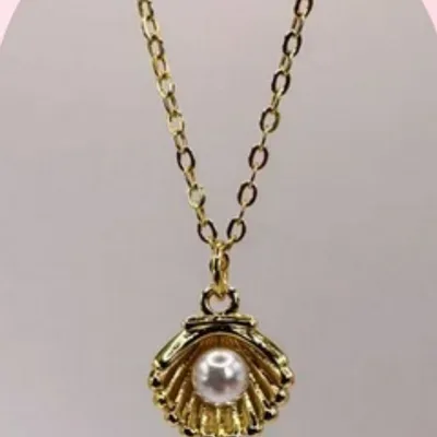 Gold necklace with pearl — original photo